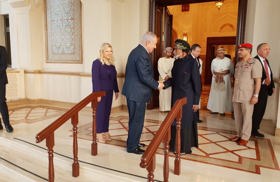 نتنياهو يزور سلطنة عمان ويلتقي بالسلطان قابوس