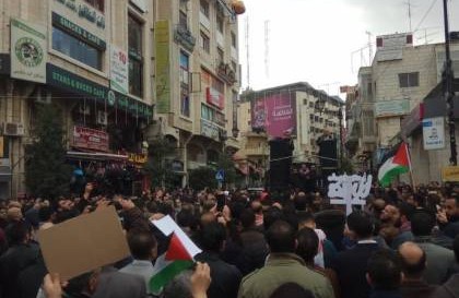 آلاف العمال والموظفين يواصلون اعتصامهم وسط رام الله رفضًا لـ"الضمان"