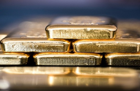 تماسك الدولار يدفع الذهب للهبوط في ظل مخاطر النمو العالمي