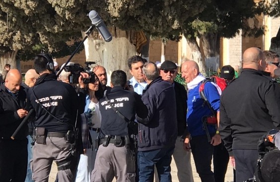 قائد شرطة الاحتلال بالقدس يقتحم الأقصى واعتقالات بالضفة