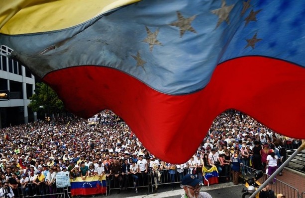 كيف يجب أن يتعامل اليسار مع أزمة فنزويلا؟