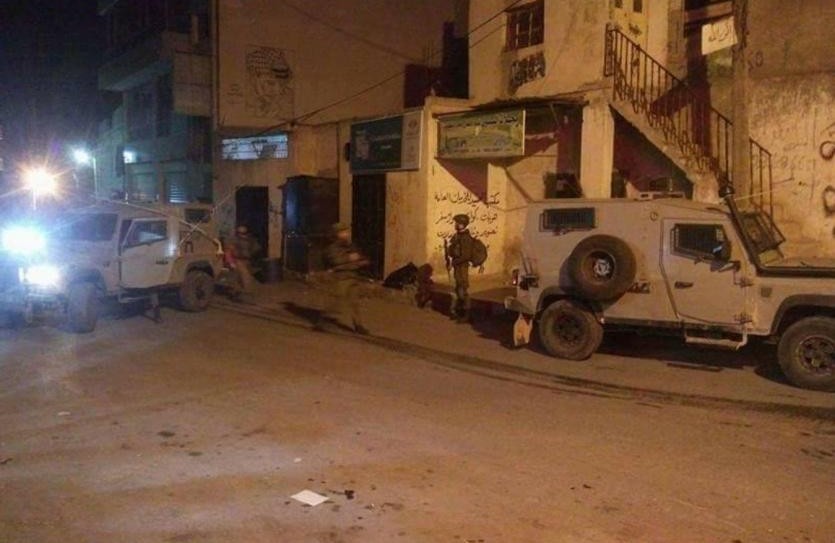 إصابتان إحداها خطيرة خلال اقتحام الاحتلال ومستوطنيه بلدة حلحول