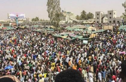 السودانيون يرفضون انقلاب بن عوف ويطالبون بحكومة انتقالية مدنية