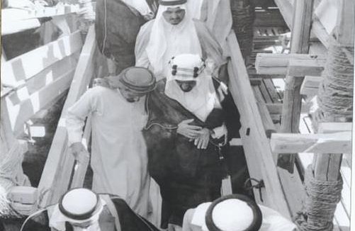 صورة تاريخية للملك فيصل خلال تفقده أعمال التطوير في المسجد الحرام