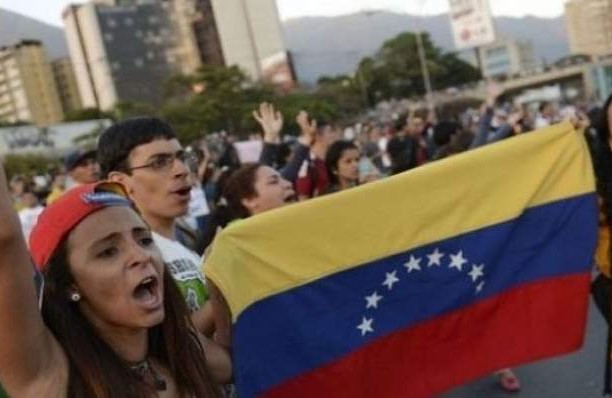الفنزويليون يحتفلون بفشل محاولة الانقلاب أمام القصر الجمهوري بكاراكاس