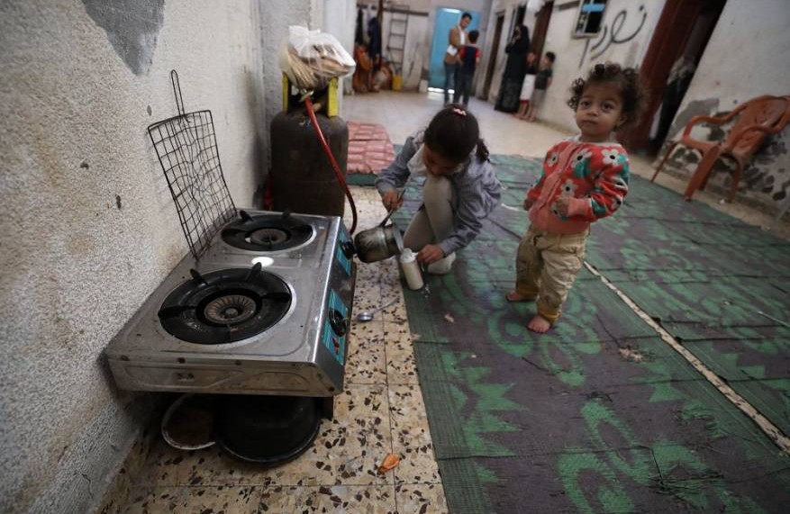 في غزة ..يأكلون من بقايا البسطات والعظام ويخلو منزلهم من مقومات الحياة الآدمية