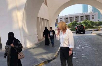 صور : مجرمة الحرب الصهيونية تتجول في المنامة بحرية وتلتقي آل خليفة
