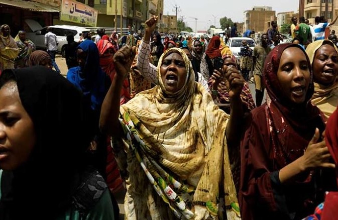 مئات السودانيين يتجمعون على ضفاف النيل قبالة الخرطوم بعد اشتباكات دامية