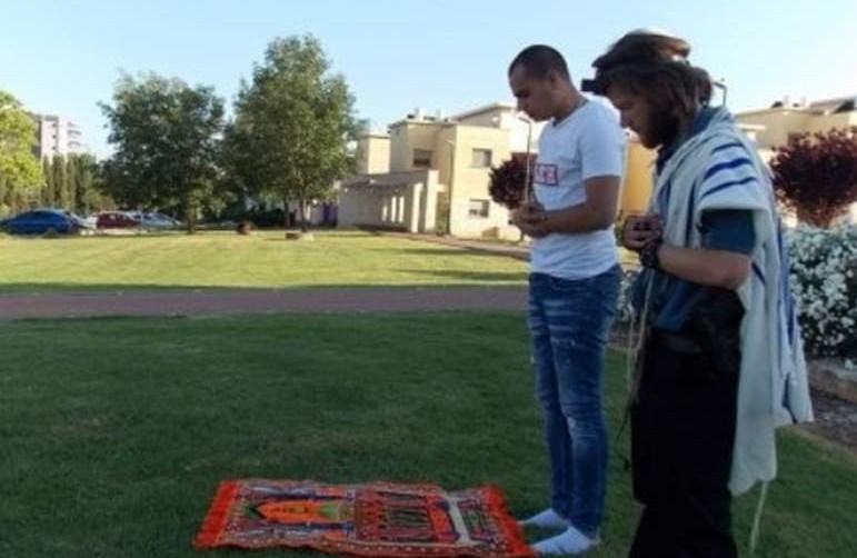 آخر تقاليع الدعاية الإسرائيلية: يهودي ومسلم يؤديان الصلاة معا