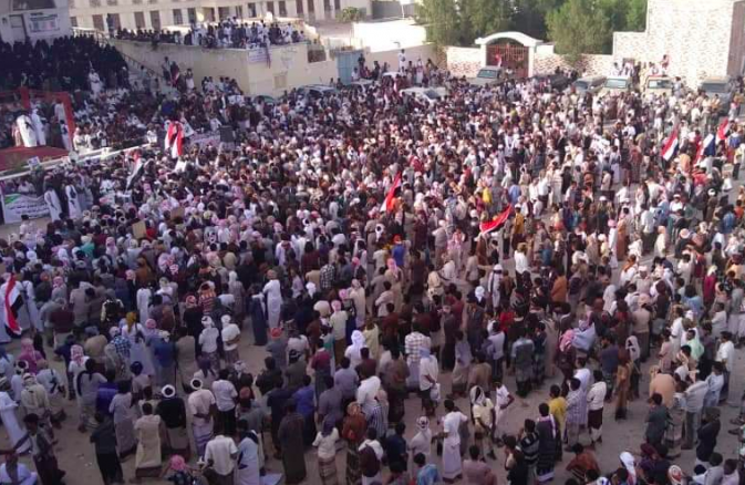 آلاف المحتجين يطالبون برحيل القوات السعودية من محافظة المهرة اليمنية- (صور)