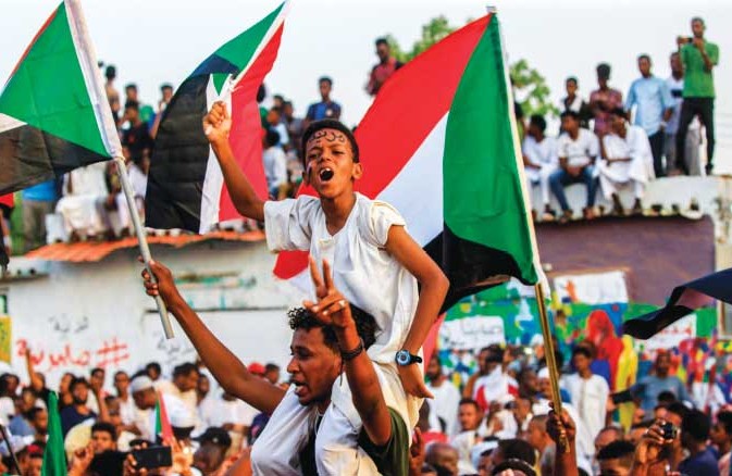 السودان: اتفاق بين «العسكري» والمعارضة ينتظر الاختبار وسط معارضة حركات مسلحة… وترحيب دولي وعربي
