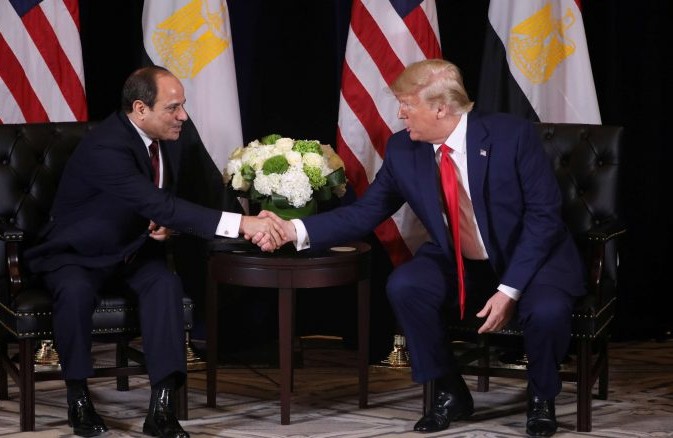واشنطن بوست: في مصر تظاهرات تطالب برحيله وفي نيويورك ترامب يصف السيسي بالزعيم العظيم