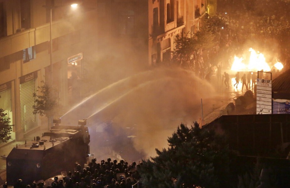 لبنان يستعد للتظاهر اليوم بعد احتجاجات ليلية حاشدة