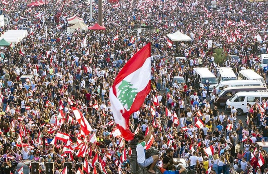 النعوت حلّت محل الألقاب.. هكذا عبّر اللبنانيون عن غضبهم!