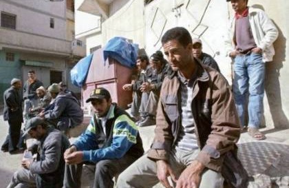 هارتس : الفلسطينيون العاملون في إسرائيل يعانون من "سماسرة تراخيص العمل"