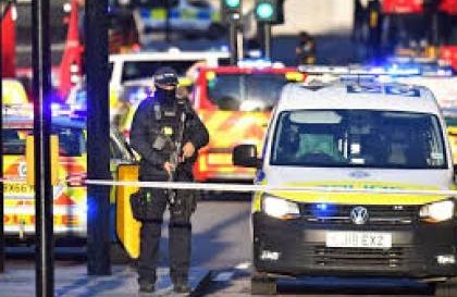 بريطانيا: الشرطة تؤكد مقتل شخصين والمنفذ في "عملية إرهابية" على جسر لندن