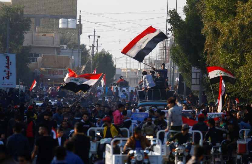 أكاديمي عراقي: الحكومة والمتظاهرون وصلوا إلى طريق مسدود… وهذا هو سيناريو الحل