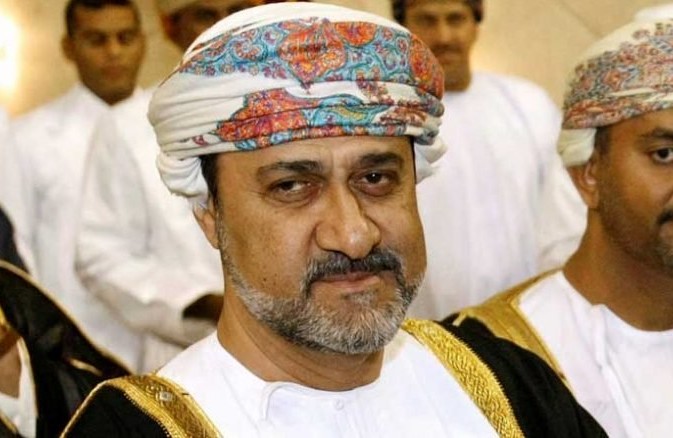 سلطان عمان الجديد هيثم بن طارق آل سعيد يؤدي اليمين القانونية خلفا لابن عمه الراحل- (تغريدات)