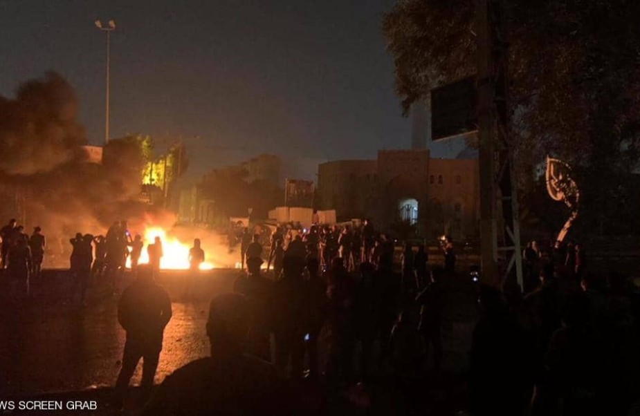مواجهات بين المحتجين وقوى الأمن في بغداد والنجف.. وإحراق مقر لـ”حزب الله العراق” –  شاهد فيديو