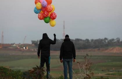 كاتب إسرائيلي : بالون حارق من غزة يمكن أن يحدد مصير نتنياهو