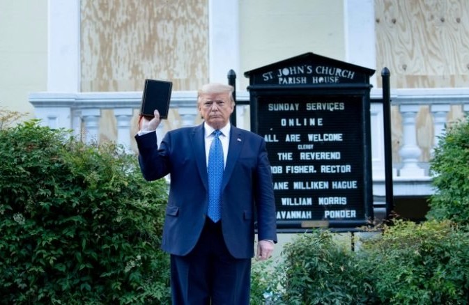 زعماء للبروتستانت والكاثوليك ينتقدون ترامب بعد صورته وهو يرفع الإنجيل أمام كنيسة