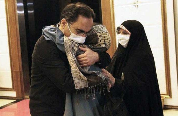 باحث إيراني كان معتقلا في الولايات المتحدة يعود إلى بلاده- (صور)
