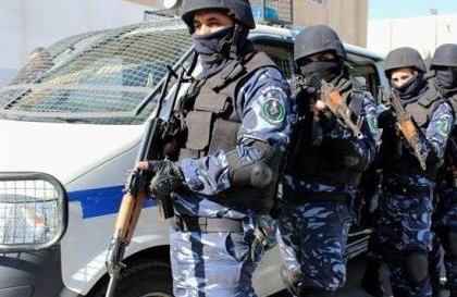 قناة عبرية : السلطة الفلسطينية تخرج الأسلحة خارج المقرات الأمنية