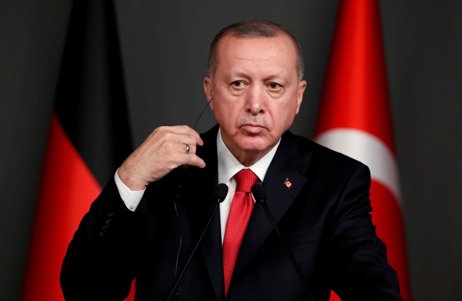 تراجع "تكتيكي" لأردوغان في شطرنج المتوسط.. نظرية "الوطن الأرزق" ترسم الحدود