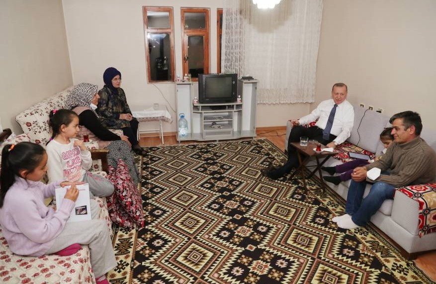 شاهد الصور : أردوغان وزوجته ضيوفا على مائدة إفطار مواطن بسيط