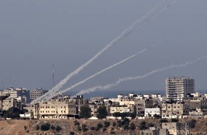 صحفي إسرائيلي: إطلاق الصواريخ من غزة تم بتخطيط وتنسيق مسبق