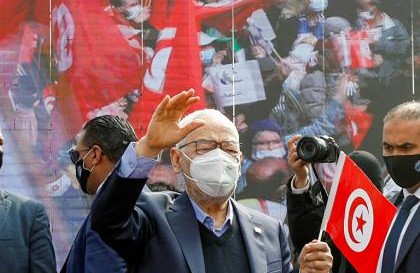 الغنوشي يعتصم أمام مقر البرلمان المغلق و يدعو التونسيين للنزول إلى الشوارع