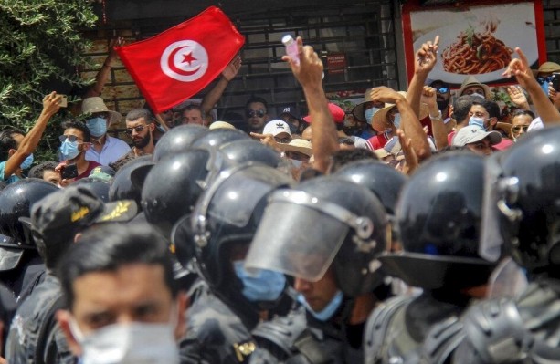 تونس: "النهضة" تباشر "مبادرة خفية" لحل الأزمة وشبان الحركة يدعون لـحل مكتبها التنفيذي