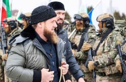 الرئيس الشيشاني بين قواته المشاركة بالحرب قرب كييف ( شاهد )