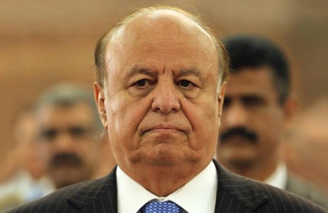 الرئيس اليمني يقيل نائبه ويفوض صلاحيات الرئاسة إلى مجلس قيادة