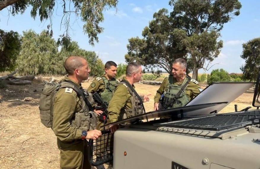 كوخافي يصل حدود غزة ويصادق على الخطط الهجومية