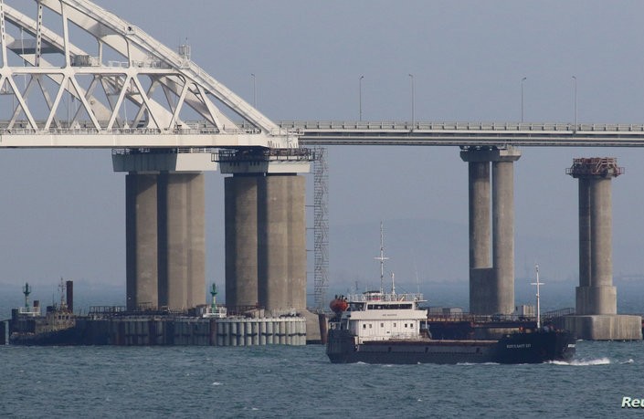 الأطول في روسيا.. ما أهمية جسر القرم الذي تم تفجيره؟