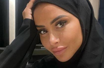 نجمة تلفزيون واقع فرنسية وعارضة أزياء شهيرة تعلن إسلامها في أحد مساجد فرنسا
