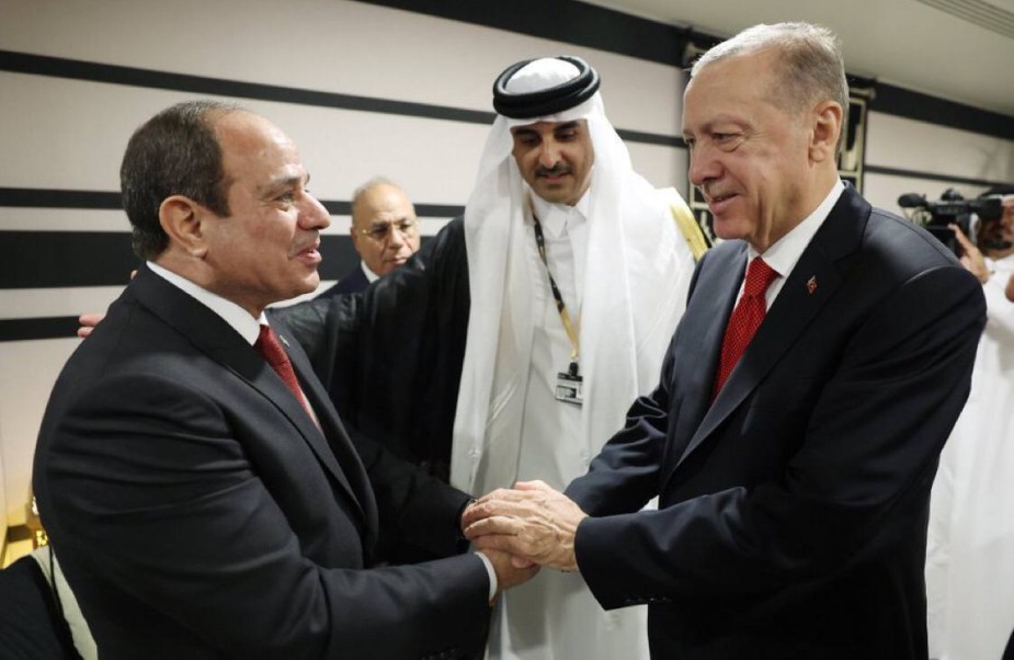 بحضور الشيخ تميم.. مصافحة تاريخية بين أردوغان والسيسي في قطر (صورة )