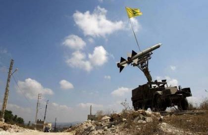 حزب الله يقيم أبراج مراقبة تتجاوز الجدار الإسرائيلي على الحدود