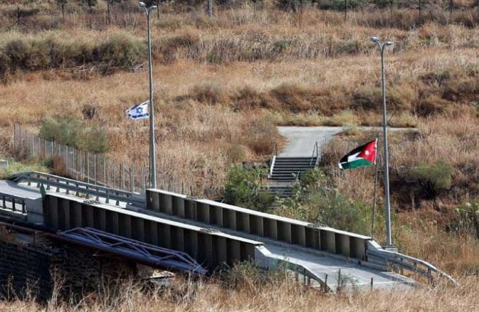نجل وزير أردني أسبق: النائب العدوان لا يمثلني وتشرفت برفع العلم الإسرائيلي في عمان والأردني في تل أبيب