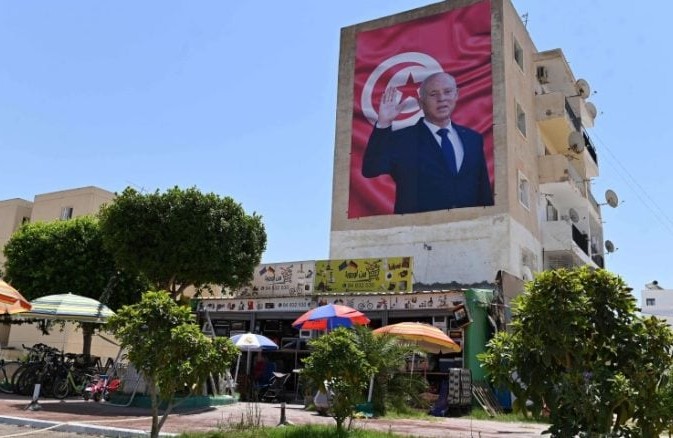 إندبندنت: العالم تخلى عن تونس وتركها تنزلق نحو الديكتاتوية.. والتونسيون خذلوا أنفسهم