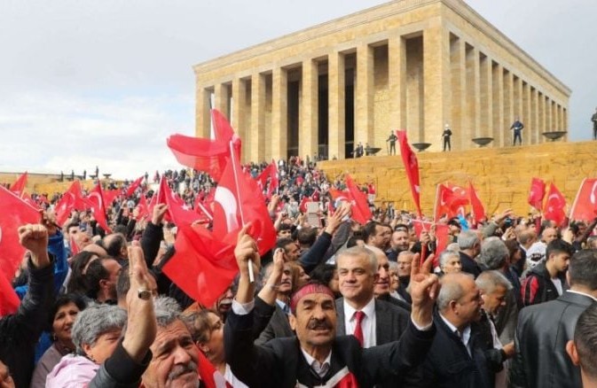 فايننشال تايمز: المعارضة في مرحلة بحث عن الذات بعد فشلها بهزيمة أردوغان
