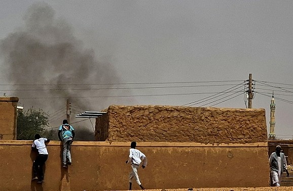 السودان: الجيش يقصف الدعم السريع بالمسيرات ودعوات لتسريع جهود الوساطة