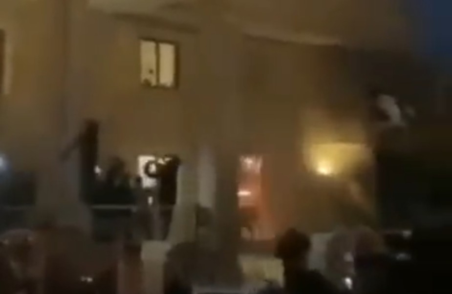 محتجون اقتحموا السفارة السويدية في بغداد وأضرموا النيران فيها