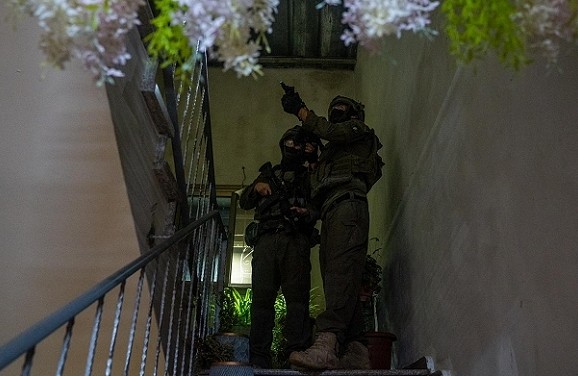 اعتقالات بالضفة والقدس والاحتلال يأخذ قياسات منزل منفذ عملية "تل أبيب"
