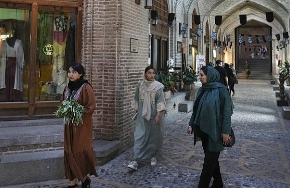 خبراء أمميون يصفون إلزامية الحجاب في إيران بـ"الفصل العنصري"