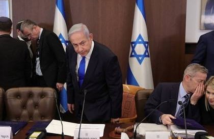 صحيفة عبرية: حكومة نتنياهو تبدأ بتقديم تسهيلات اقتصادية كبيرة للسلطة الفلسطينية